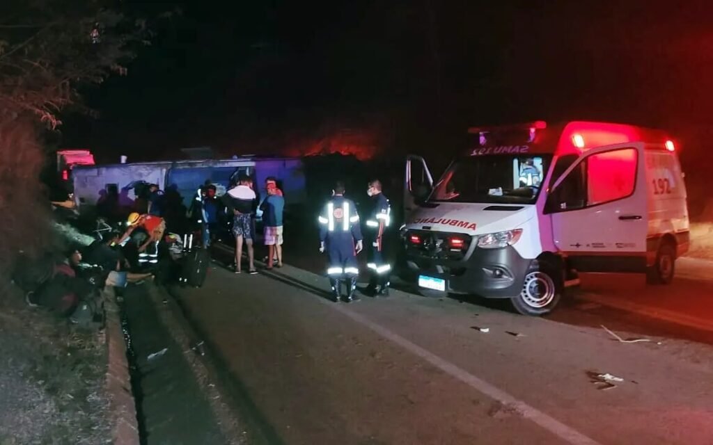 Ônibus que seguia de São Paulo para Alagoas tomba e deixa dois mortos e 17 feridos