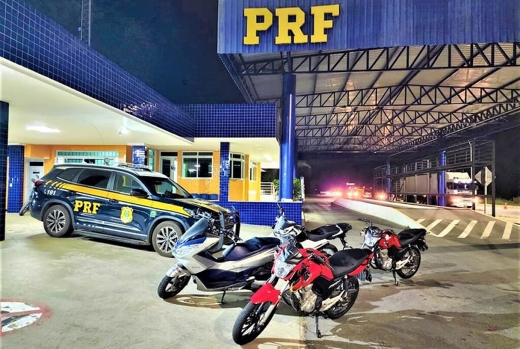 PRF encontra quatro motos roubadas dentro de bagageiro de ônibus