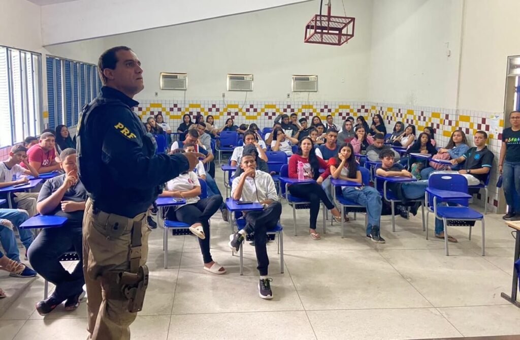 PRF promove palestra sobre prevenção de acidentes em escola no interior de Alagoas