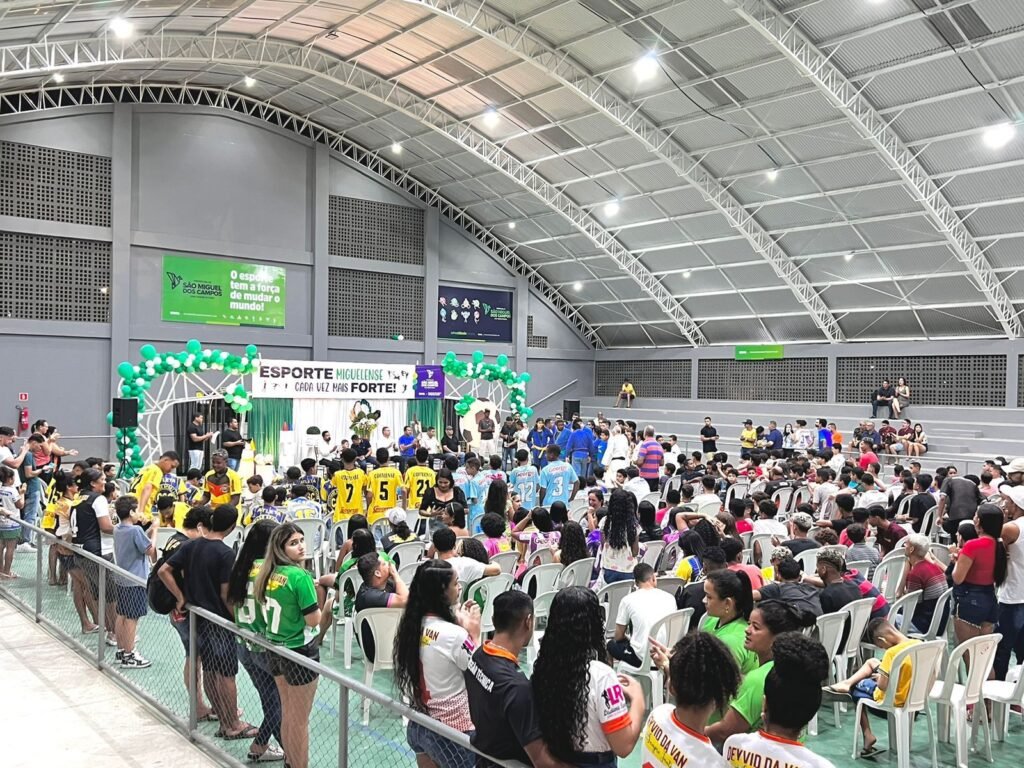 Prefeito George Clemente entrega materiais esportivos a atletas miguelenses