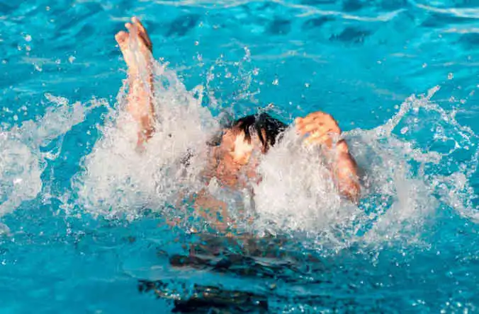 Bebê morre afogado em piscina de plástico