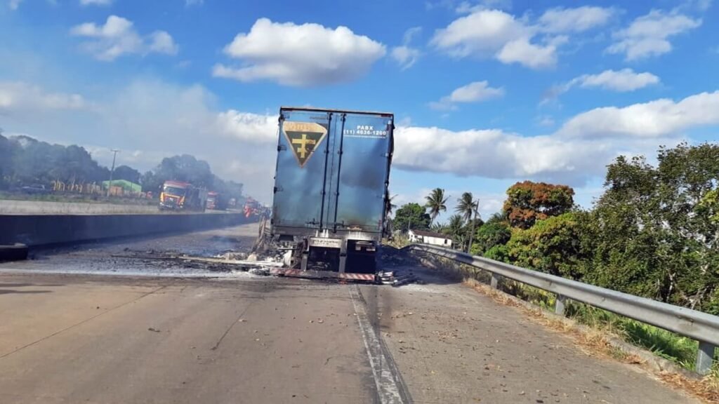Carreta pega fogo após colidir com moto na BR 101 em São Sebastião no interior de Alagoas