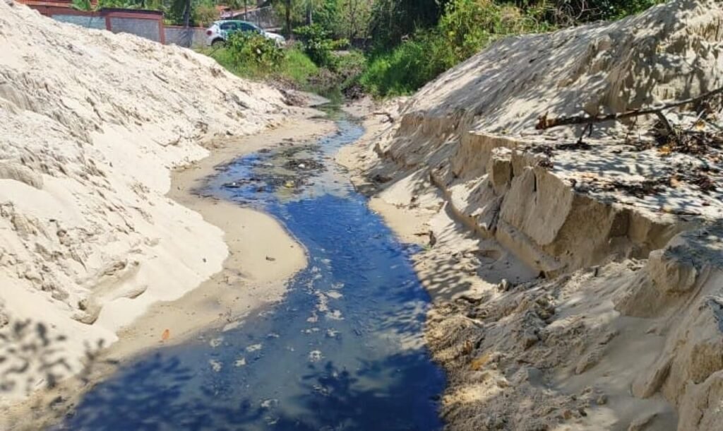 Prefeitura de Barra de São Miguel é autuada por lançar esgoto na praia