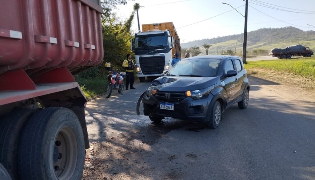 SMTT registra colisão entre carro e caminhão em São Miguel dos Campos