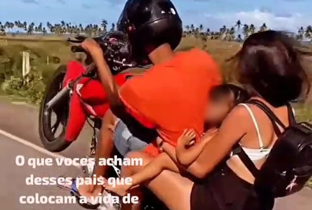 Vídeo polêmico de casal empinando moto com criança causa revolta em redes sociais