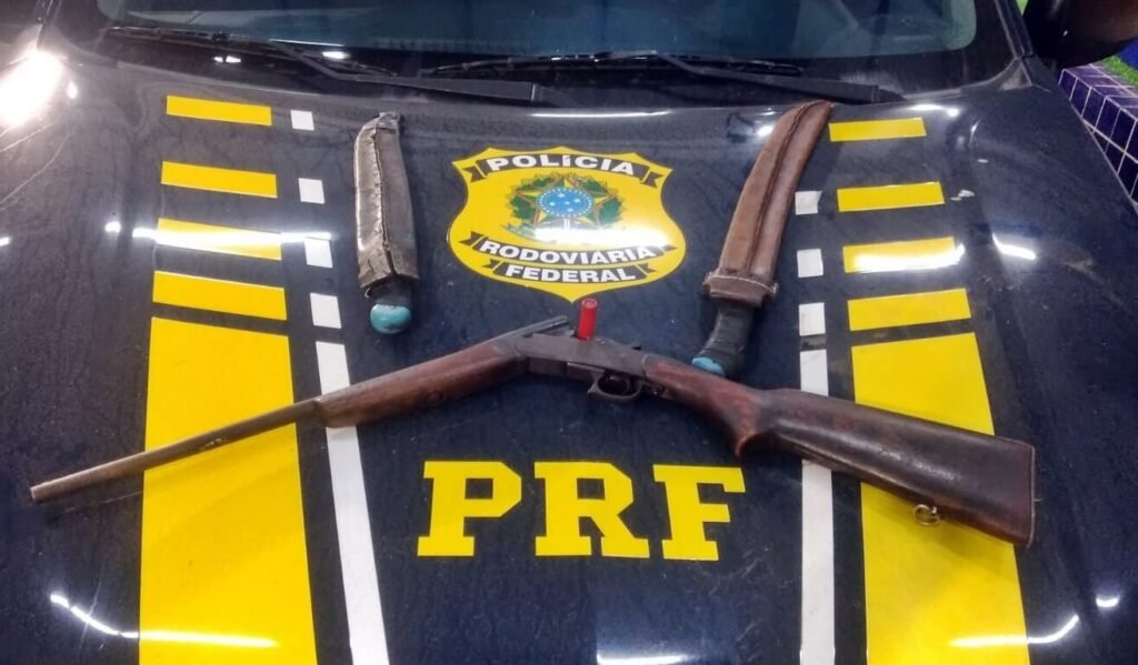 Vigias são presos pela PRF por embriaguez e porte de arma