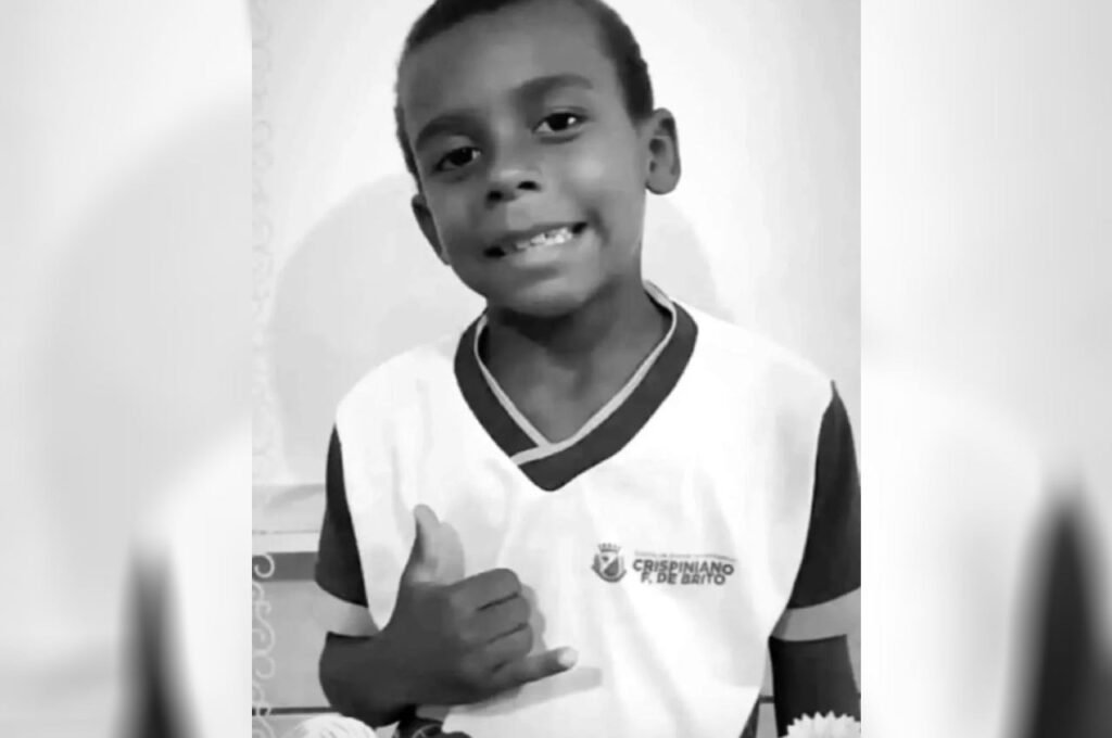 Criança de 8 anos morre ao ser atingida por bala perdida