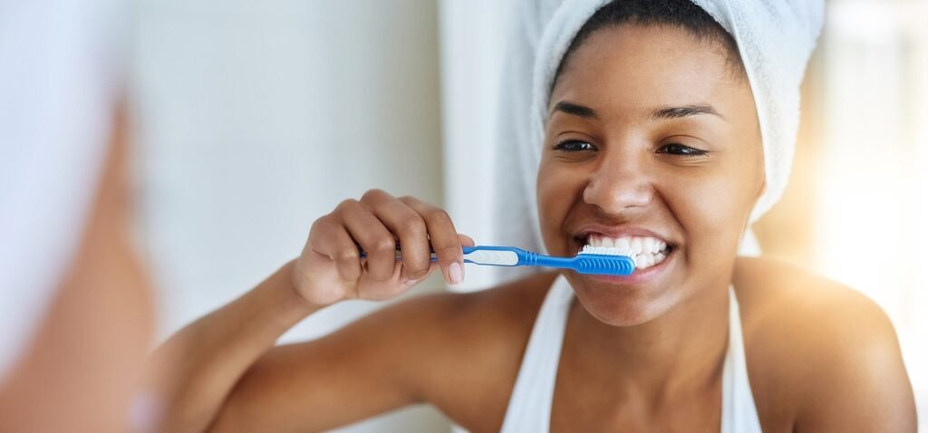 Você não devia tomar café de manhã antes de escovar os dentes, diz dentista