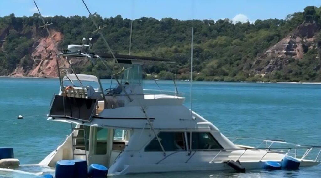 Barco do deputado Arthur Lira afunda na Barra de São Miguel