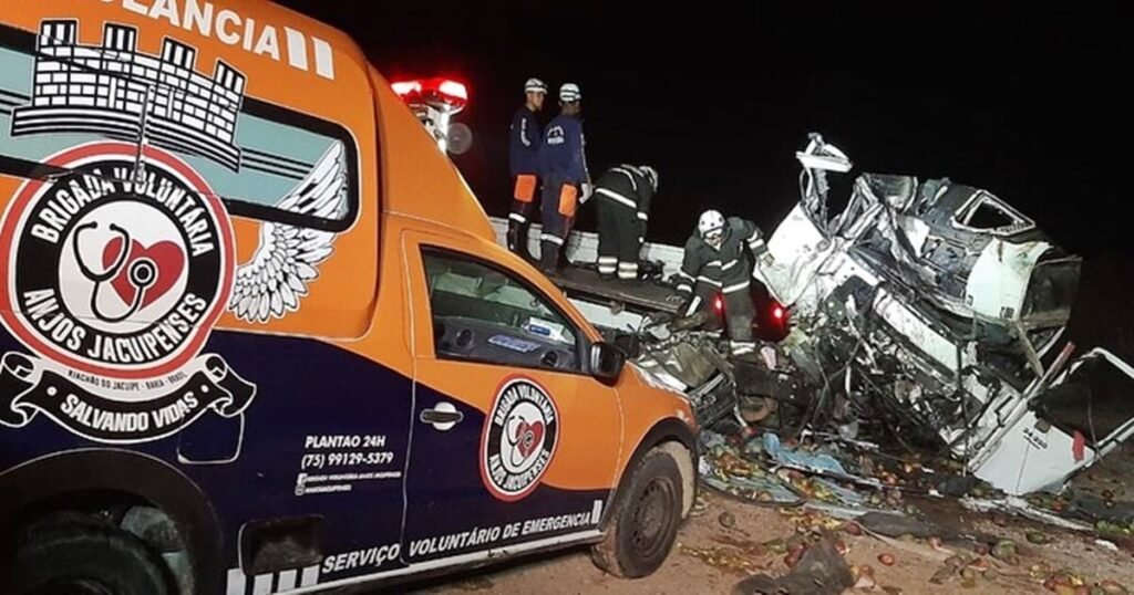 Batida entre caminhão e ônibus na BR-324 deixa 24 mortos