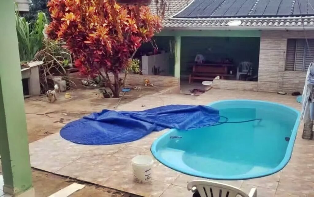 Bebê de 1 ano morre afogada enrolado em lona que cobria piscina