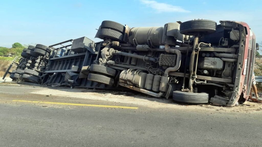 Carreta com carga do Mercado Livre tomba na BR-423 em Alagoas
