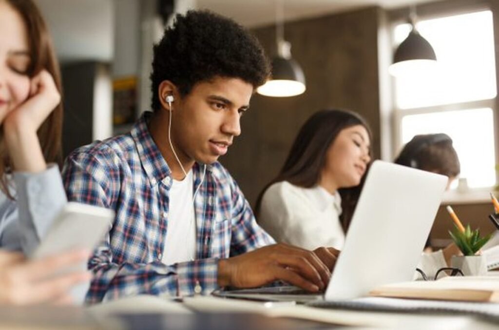 Casal lança edital com 20 vagas para seleção de jovem aprendiz