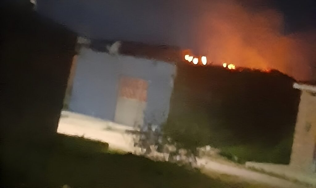 Populares ateiam fogo em casa após morte de homem em São Miguel dos Campos