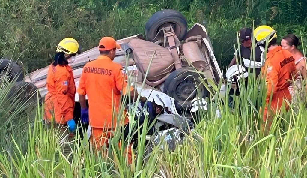 Uno capota e deixa duas pessoas feridas na Barra de São Miguel