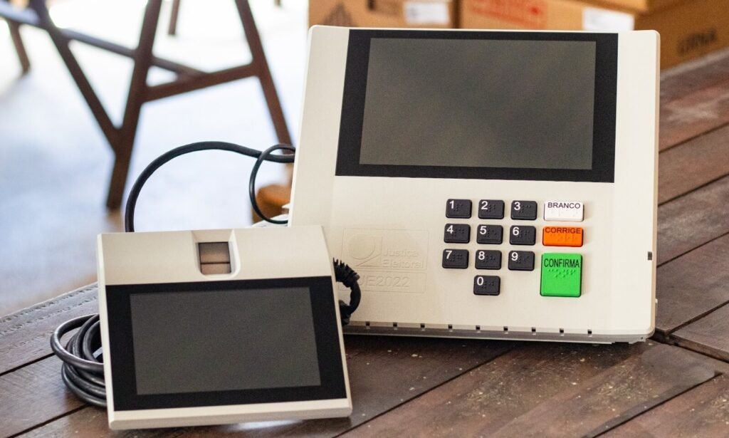 É permitido entrar com outra pessoa na cabine de votação?