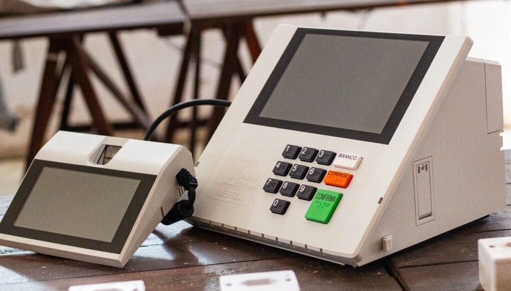 Mais de 40% dos brasileiros não confiam nas urnas eletrônicas