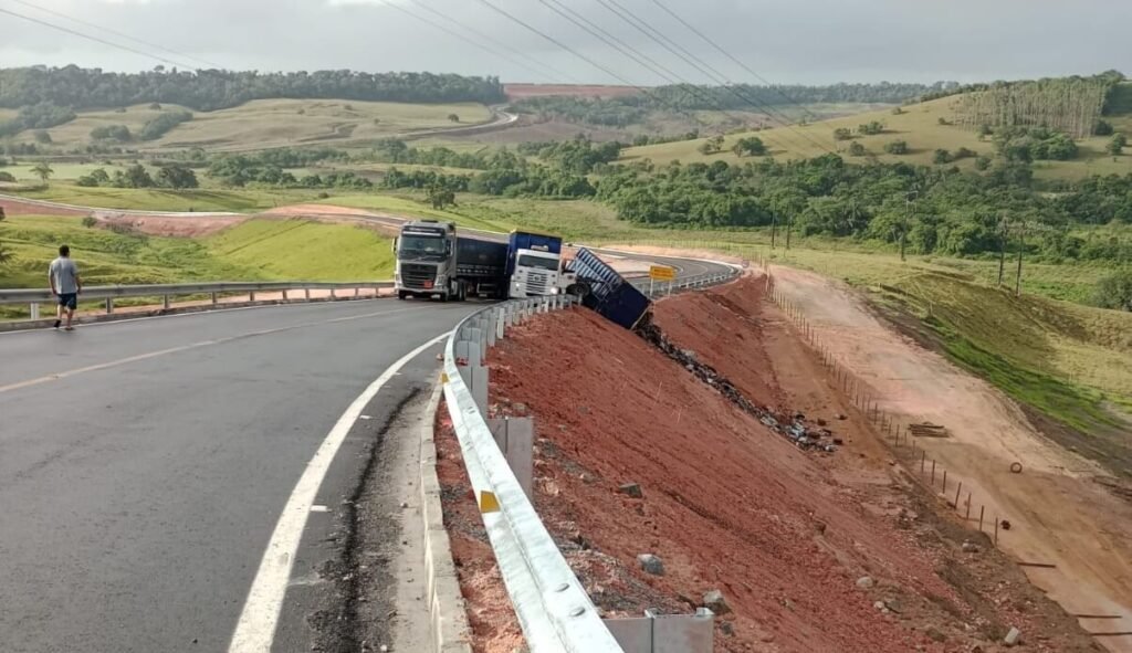 Colisão entre duas carretas acaba em tombamento e interdição da BR-101 em São Miguel dos Campos