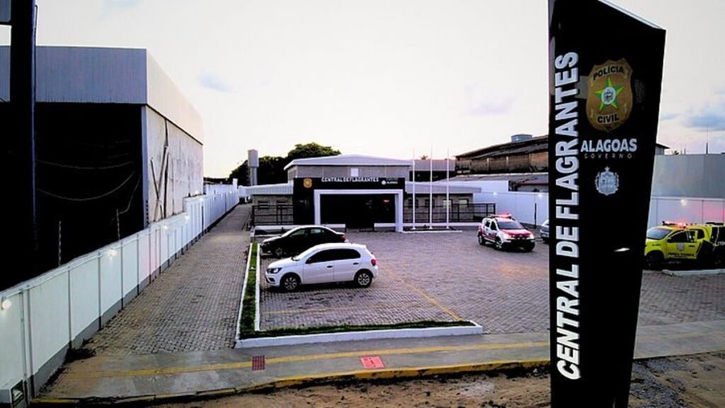 Jovem é preso suspeito de assaltar universitários em ponto de ônibus