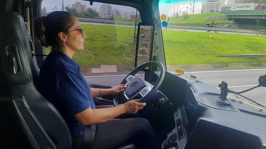 Lugar de mulher é...no Actros 2653 6x4 com 530 cavalos de potência