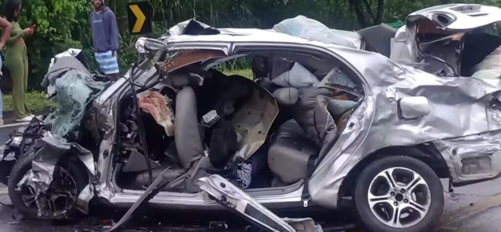 Cinco pessoas da mesma família morrem em acidente envolvendo dois carros e duas carretas na BR-101