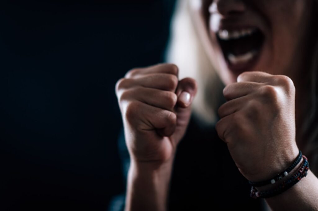 Como lidar com a raiva? Não desabafe nem esmurre travesseiros