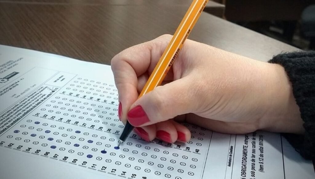 Concurso em cidade paradisíaca do MT tem 100 vagas e salários de até R$ 18 mil