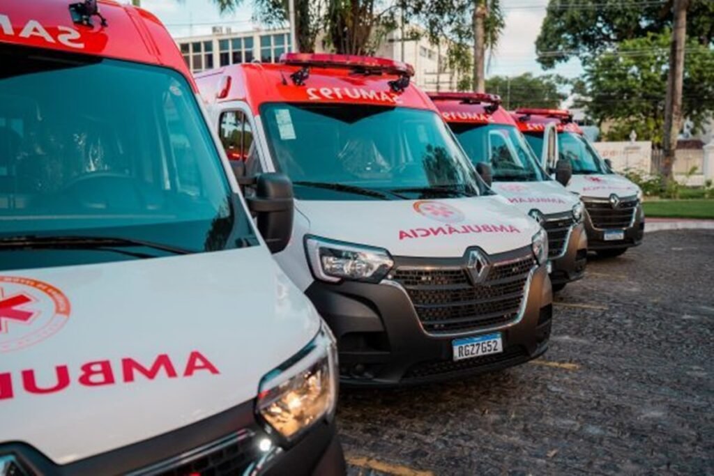 Governador entrega ambulâncias e confirma construção da nova sede do Samu em Maceió