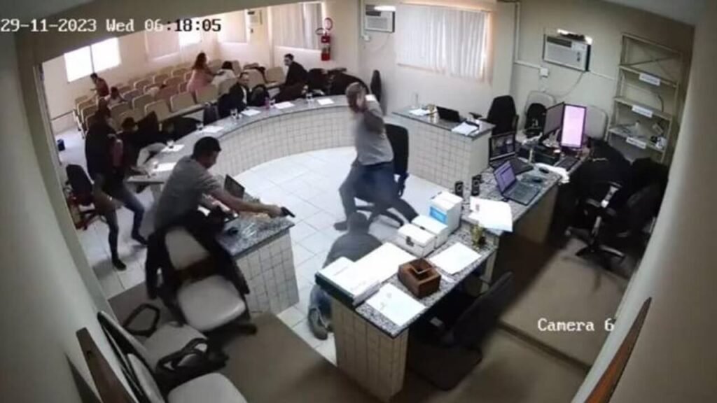 Homem tentar matar réu que assassinou seu pai durante julgamento