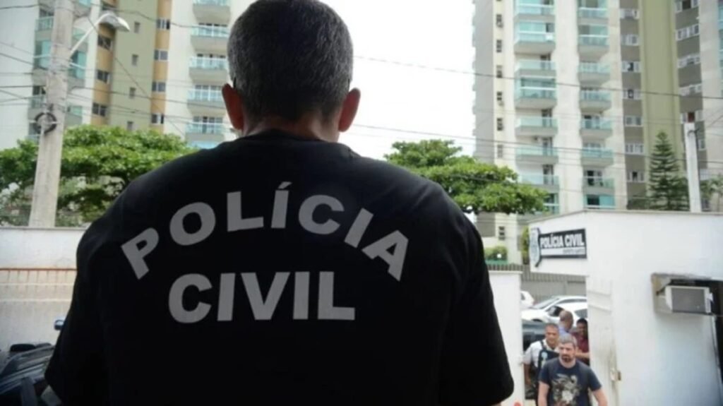 Mulher é presa por filmar e vender vídeos de sexo com filho de 12 anos