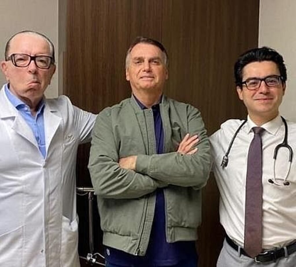 Bolsonaro recebe alta médica após 12 dias de internação em hospital