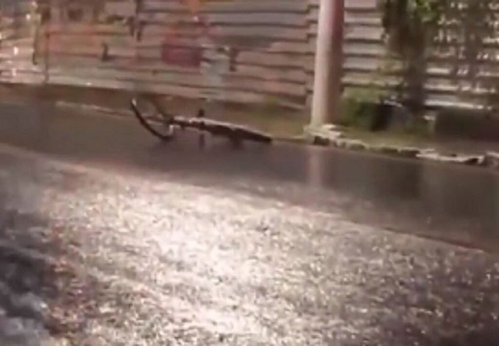 Ciclista morre após perder controle em ladeira durante chuva e bater em calçada