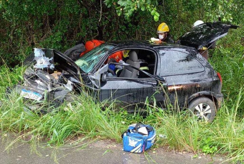 Corpo de Bombeiros é acionado para resgatar vítimas de acidente presas em ferragens de veículo