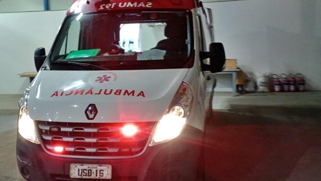 Jovem de 19 anos é socorrido pelo SAMU após acidente de moto em São Miguel dos Campos