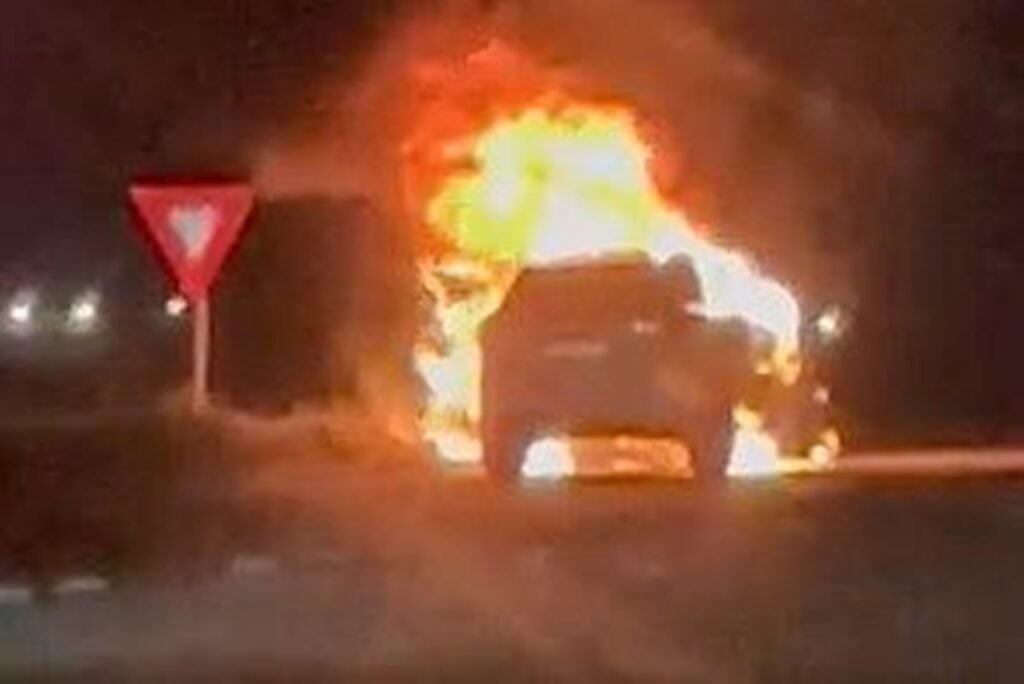 Carro de luxo pega fogo no acostamento da AL-101 Sul