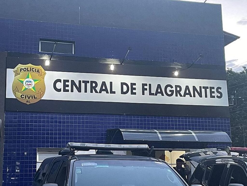 Homem ameaça companheira com faca para pegar celular dela e pagar dívida com traficante