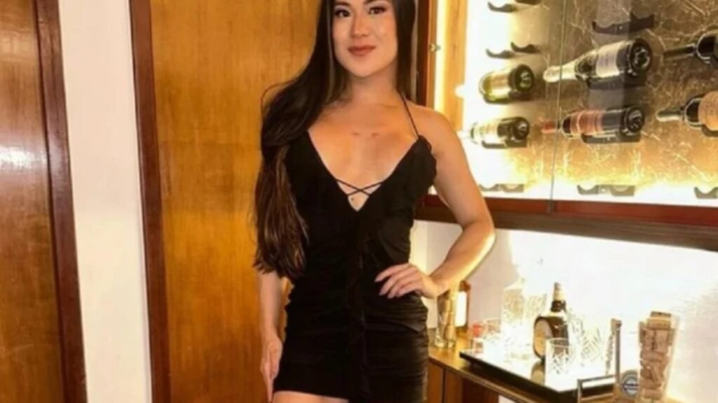 Influencer é atacada com facão pelo pai após discussão por dinheiro