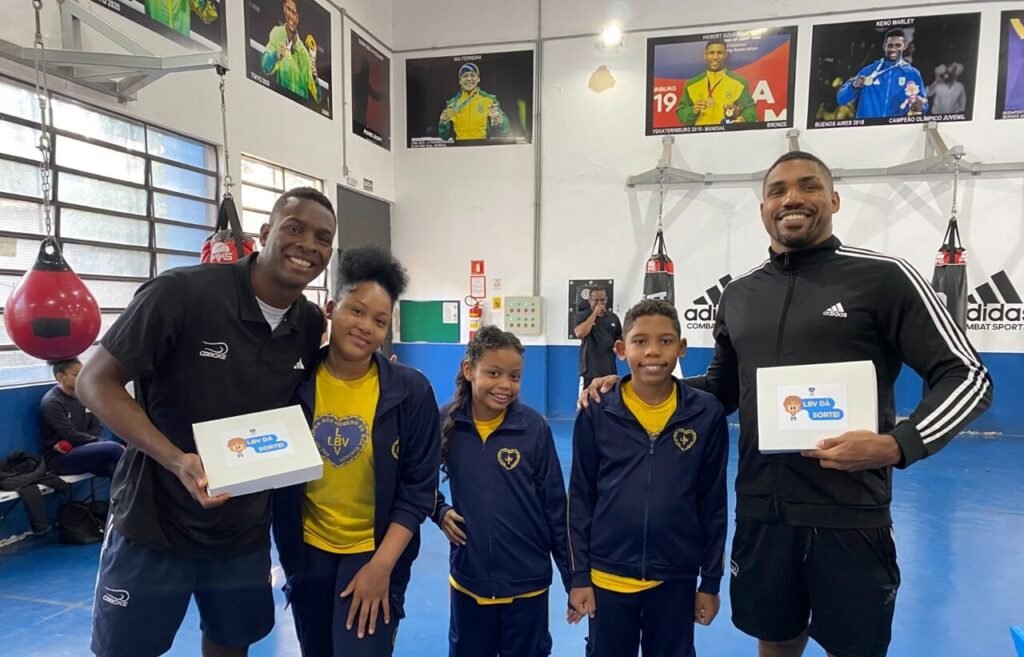 Crianças da LBV homenageiam Seleção Brasileira de Boxe