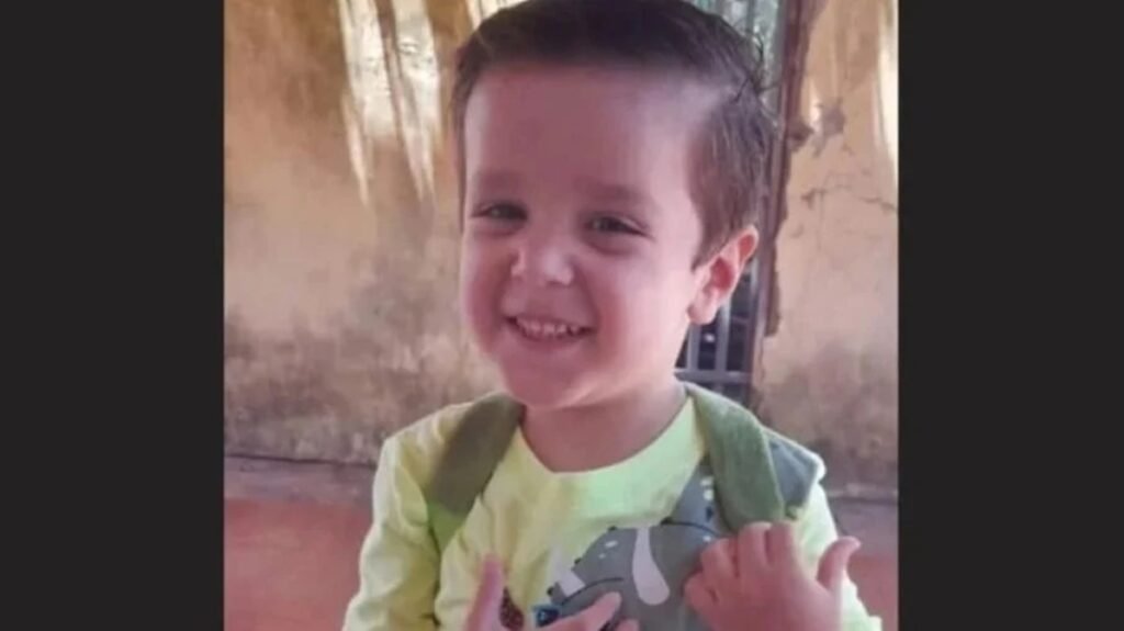 Menino de 3 anos morre engasgado ao comer bolo em creche 
