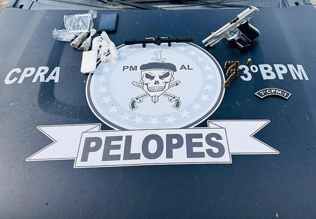 Polícia faz buscas por suspeito de tráfico e apreende companheira dele com arma e drogas