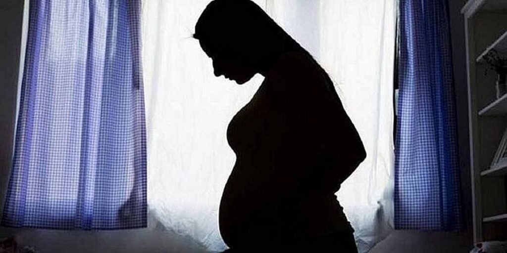 Projeto de lei prevê que mulher estuprada que realizar aborto pode ter pena maior que estuprador