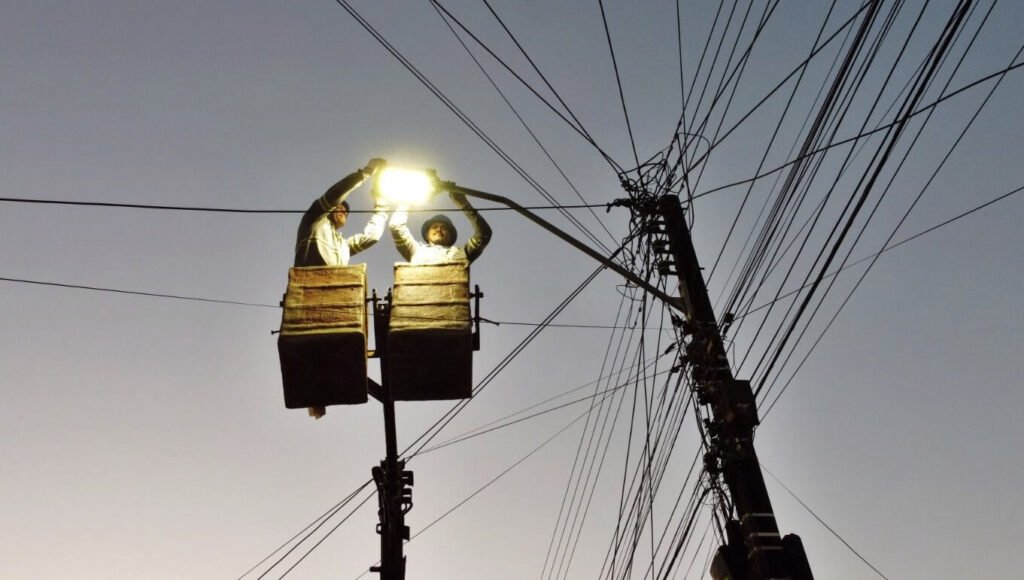 Prefeitura de São Miguel dos Campos realiza substituição de lâmpadas convencionais por Led em toda a cidade