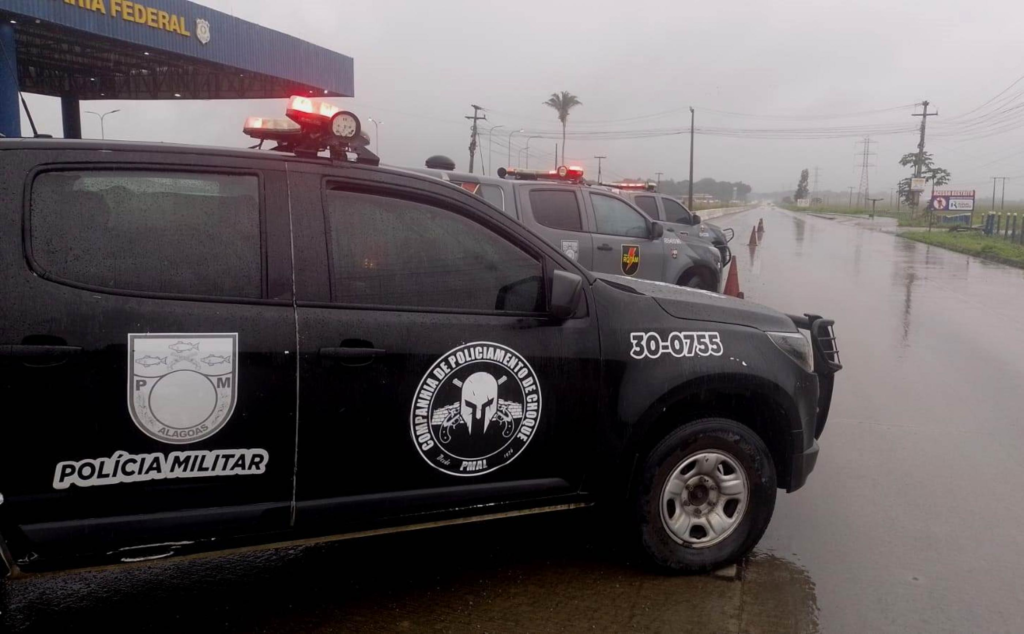 PM encontra entorpecentes em ônibus que transportavam torcida organizada