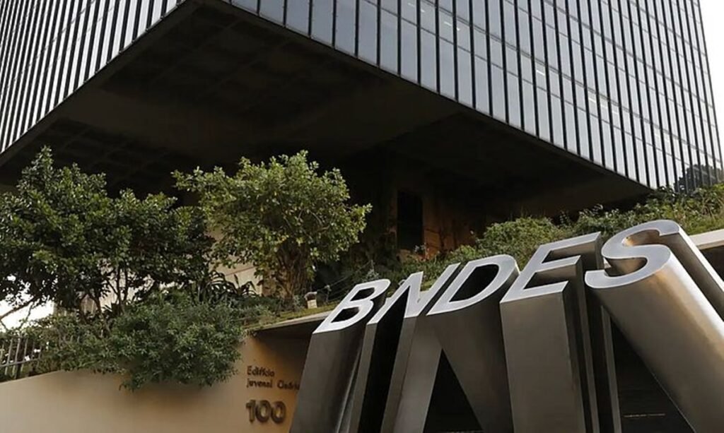 BNDES abre concurso com mais de 900 vagas e salário de R$ 20,9 mil