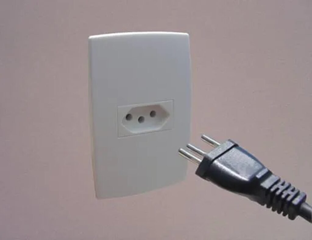 Criança sofre queimaduras de terceiro grau após colocar chave em tomada