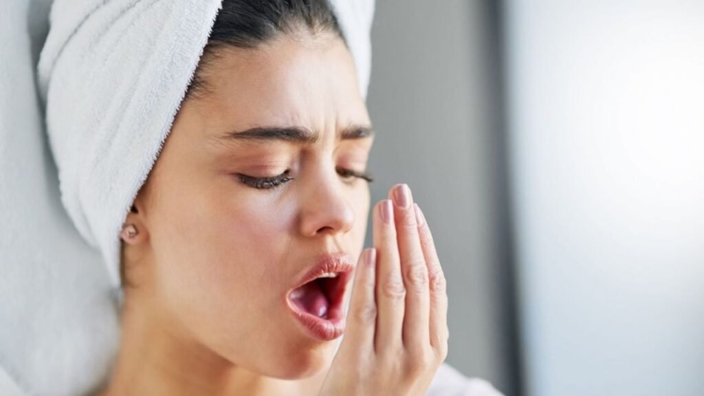 Entenda as causas do mau hálito e como testar seu próprio hálito