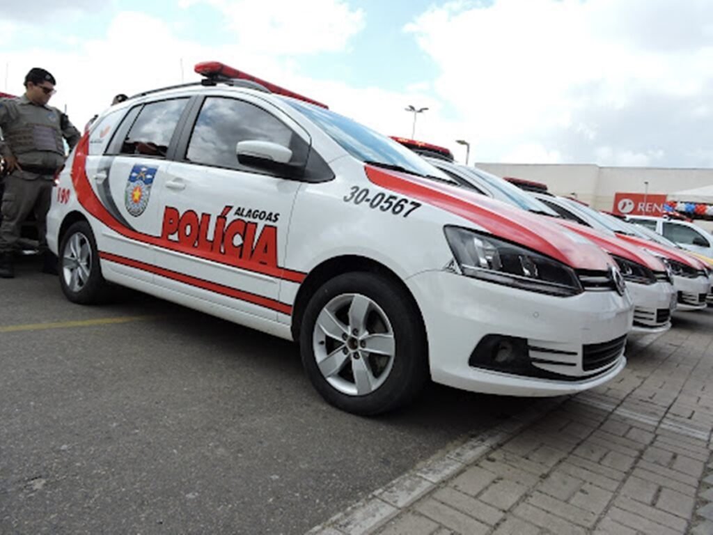 Estudante é arrastada durante assalto em frente a escola