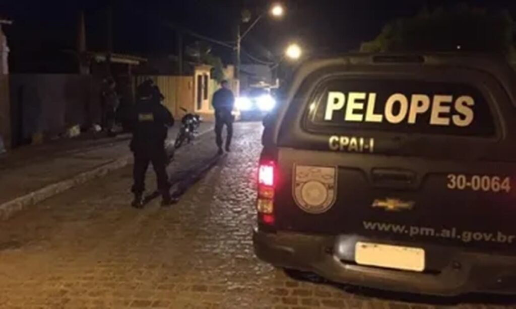 Filho é preso após agredir a mãe com cabo de vassoura