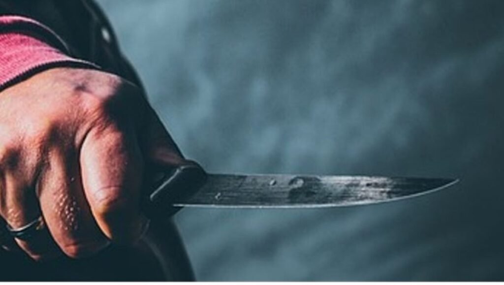 Homem é esfaqueado no pescoço após agredir companheira 