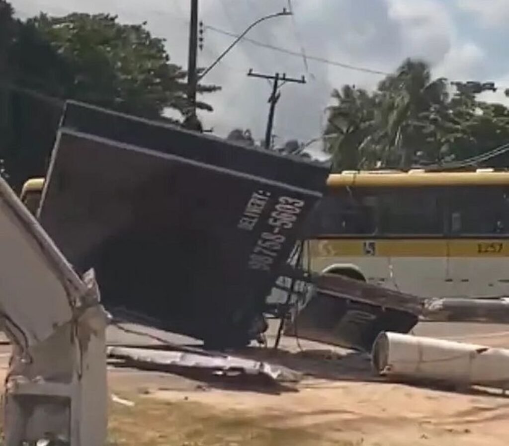 Motociclista fica ferida ao ser atingida por placa de outdoor em acidente na AL-101 norte